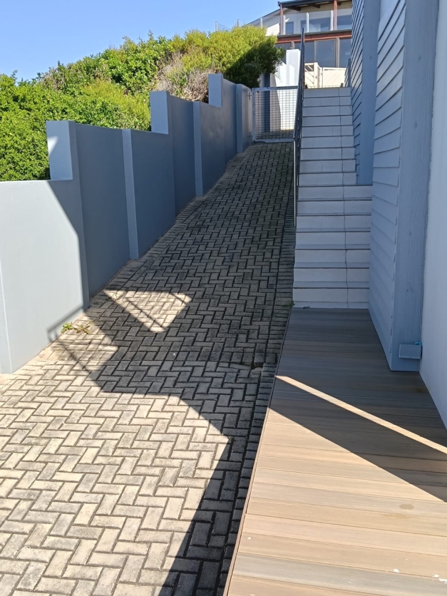 6 Bedroom Property for Sale in Wavecrest Eastern Cape